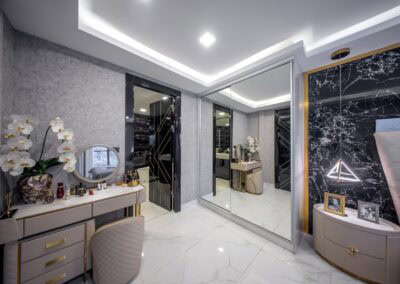 Elegant modern interior with marble accents and stylish decor at SIAMIQ apartmán.