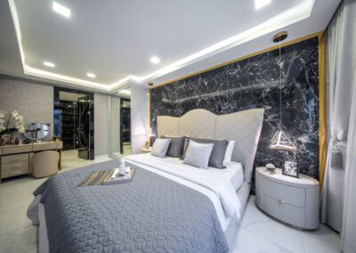 Luxusná spálňa s moderným dizajnom a elegantnými detailmi.