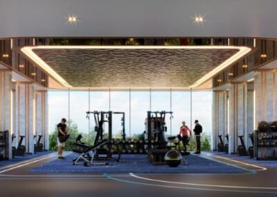 Moderné fitness centrum s veľkými oknami a výhľadom na mesto.