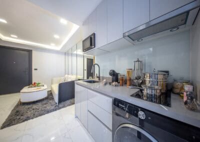 Modern kuchyňa v apartmáne SIAMIQ s vybavením a spotrebičmi.