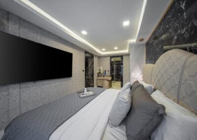 Luxusná spálňa v apartmáne SIAMIQ s moderným dizajnom a veľkou posteľou.