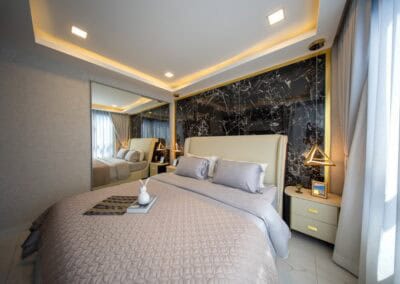 Luxusná spálňa s moderným dizajnom a elegantnými detailmi.