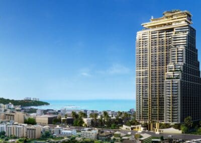Výhľad na moderný hotel Siamiq a pobrežie v Pattaya, Thajsko.