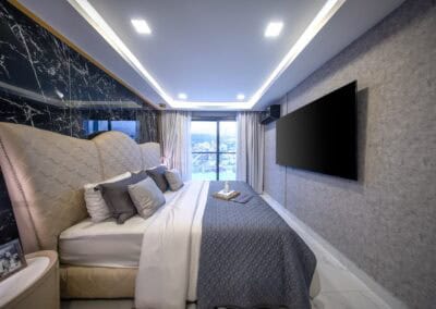 Luxusná spálňa v apartmáne SIAMIQ s veľkou posteľou a moderným dizajnom.