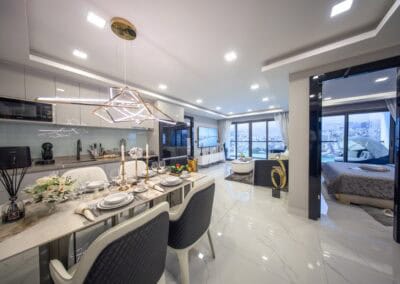 Moderný interiér apartmánu SIAMIQ s veľkou obývačkou a jedálenským kútom.