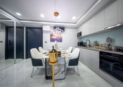 Modernná kuchyňa v apartmáne SIAMIQ s elegantným dizajnom a vybavením.